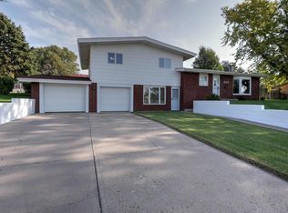 629 Briar Hill Dr, Garden City, KS 67846