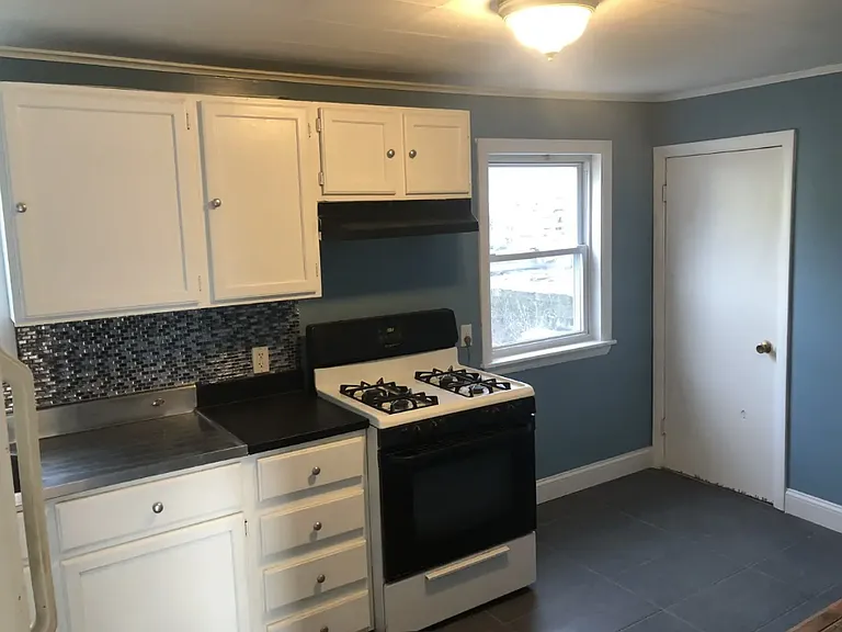 85R Glen St #B — Photo 1