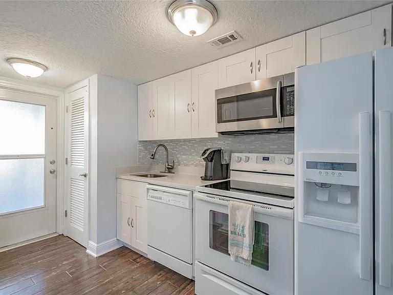 2566 Gary Cir #3 — Photo 8