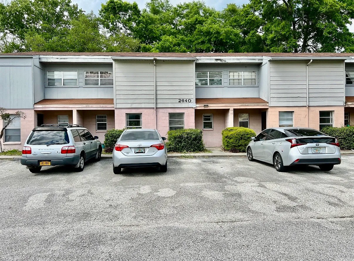 2 bed, 1.5 bath, 986 sqft, $1,200 — Photo 1