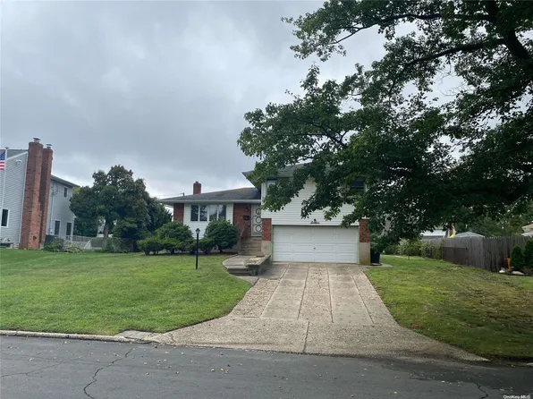 16 Dudley Lane, Kings Park, NY 11754
