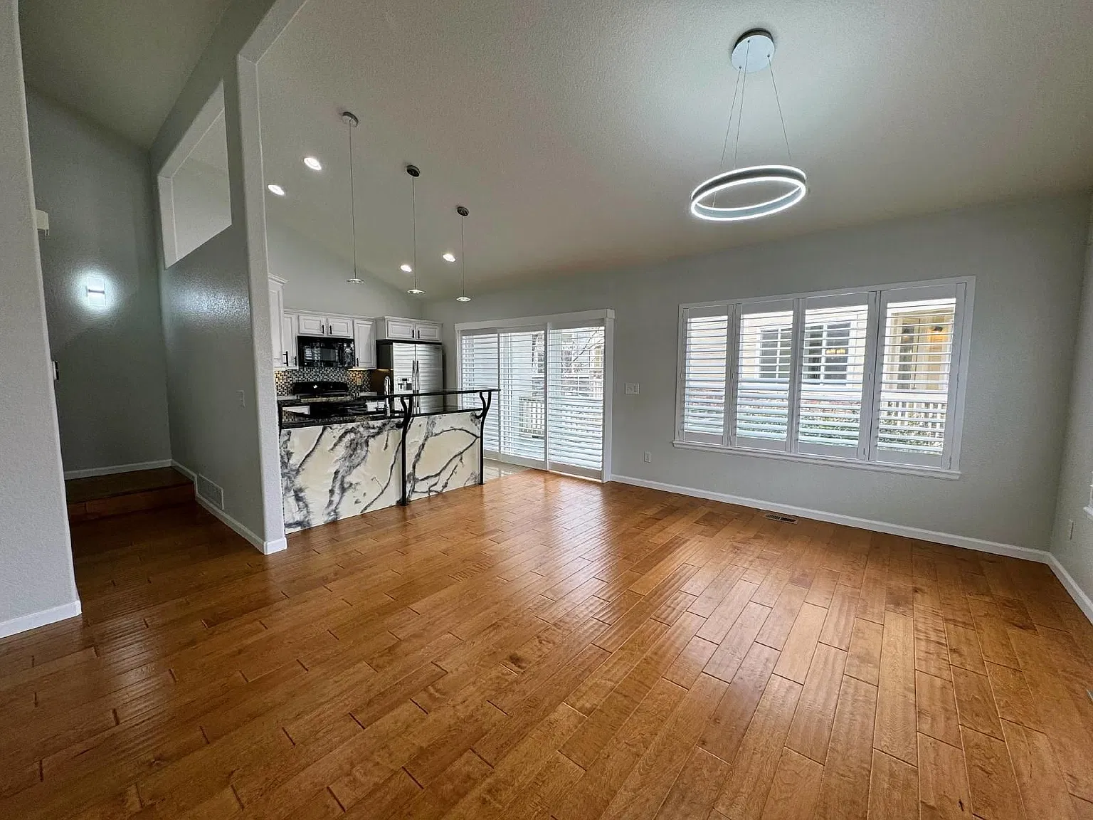 3 bed, 3.5 bath, 2302 sqft, $3,000 — Photo 4