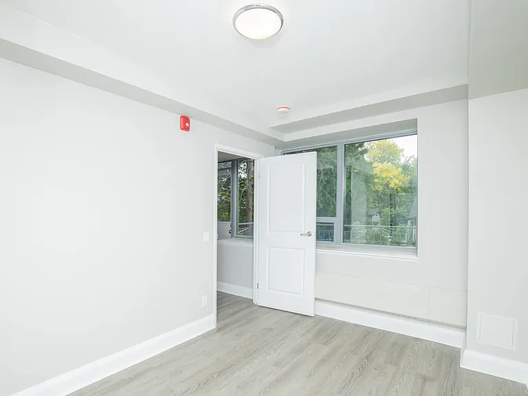 806 Kennedy Rd — Photo 32