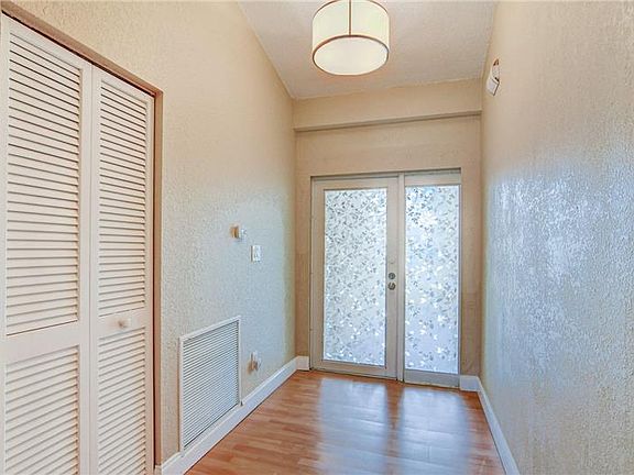4th image of 835 NW 37th Ave