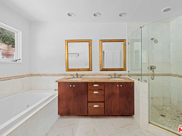 1759 N Beverly Dr — Photo 22