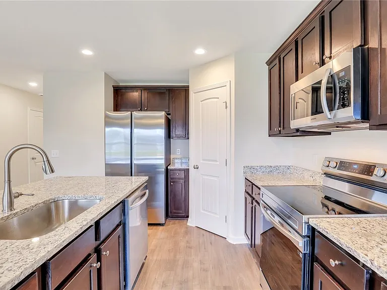 211 Vinesville Ct — Photo 13
