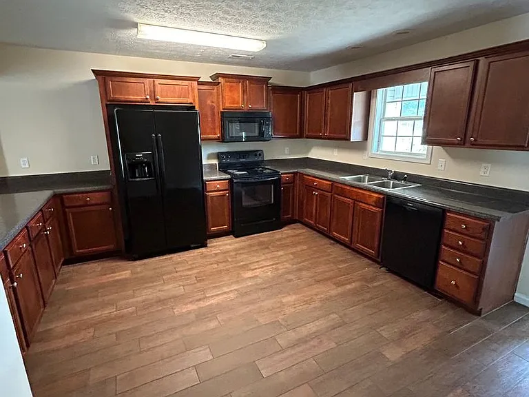617 Burson Ave — Photo 3