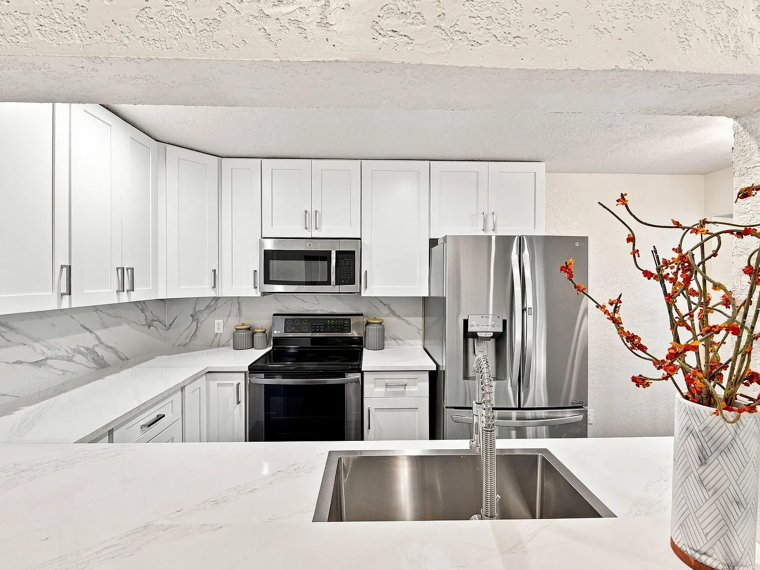 3 bed, 2.0 bath, 1225 sqft, $2,025 — Photo 4