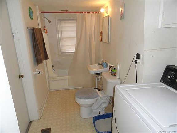 3rd image of 206 S Poplar St