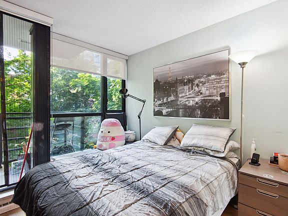 4th image of 909 Mainland St #408
