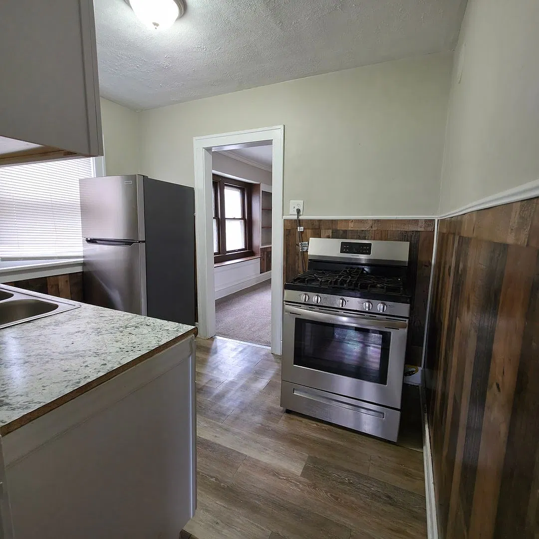 1394 Larchmont Rd — Photo 3