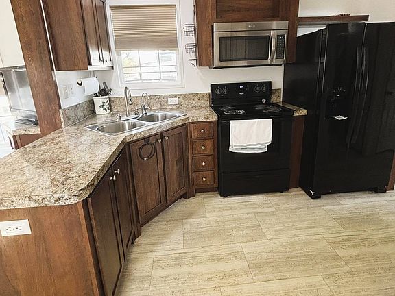 5th image of 210 Edward Dr