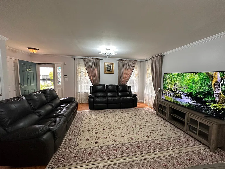 1073 Roseberry Ct — Photo 4
