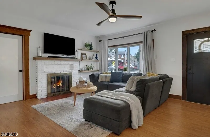 3 bed, 2.0 bath, $4,100 — Photo 2