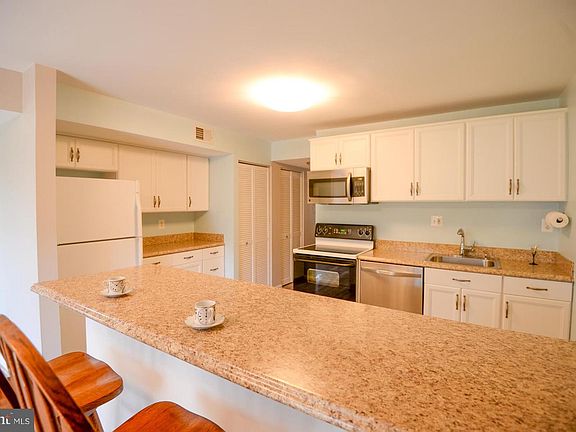 4th image of 9735 Kings Crown Ct APT 201