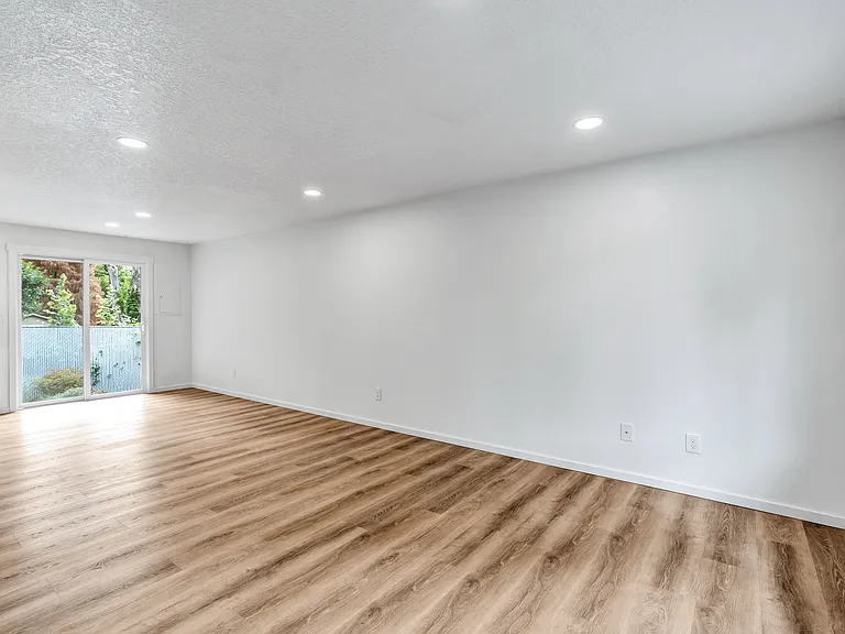 5210-5232 SE Rinearson Rd — Photo 5