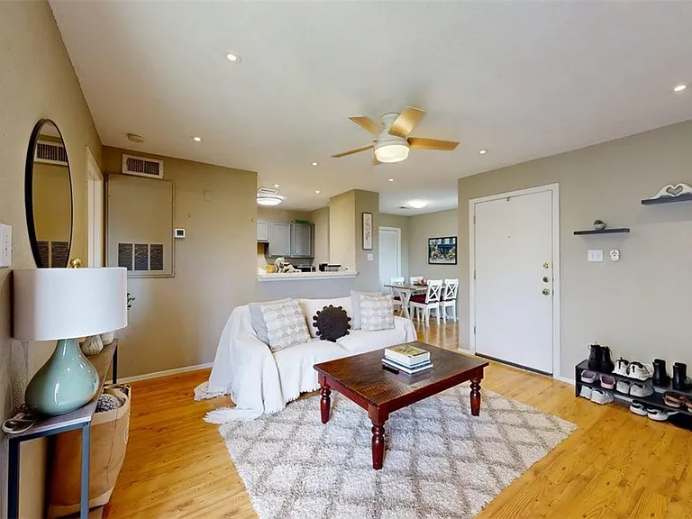 1901 Holleman Dr W #412 — Photo 4