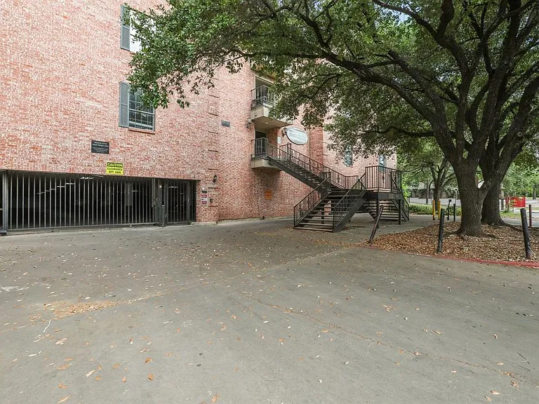 2401 Leon St #210 — Photo 31