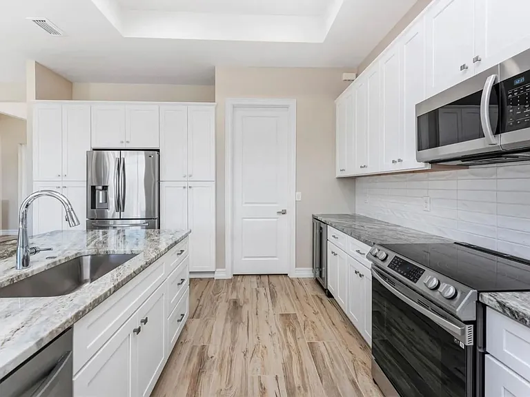 212 Rotonda Blvd E — Photo 9