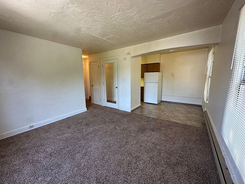 living area looking into dining/kitchen