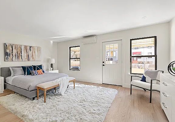 4th image of 576 Lexington Ave
