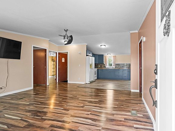 3rd image of 425 Sand Hill Dr.