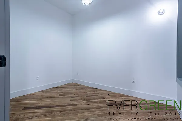 Rented by Evergreen Apartments BK | media 11