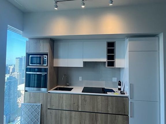 3rd image of 319 Jarvis St #Penthouse 03