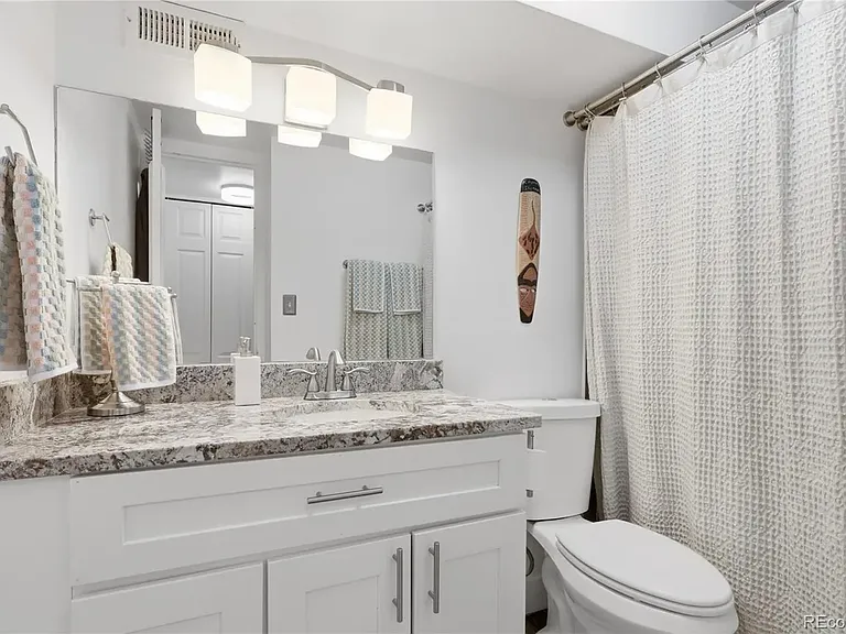 Master bedroom on-suite bathroom