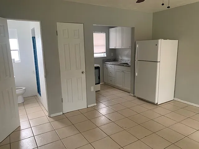 Studio, $1,000 — Photo 2