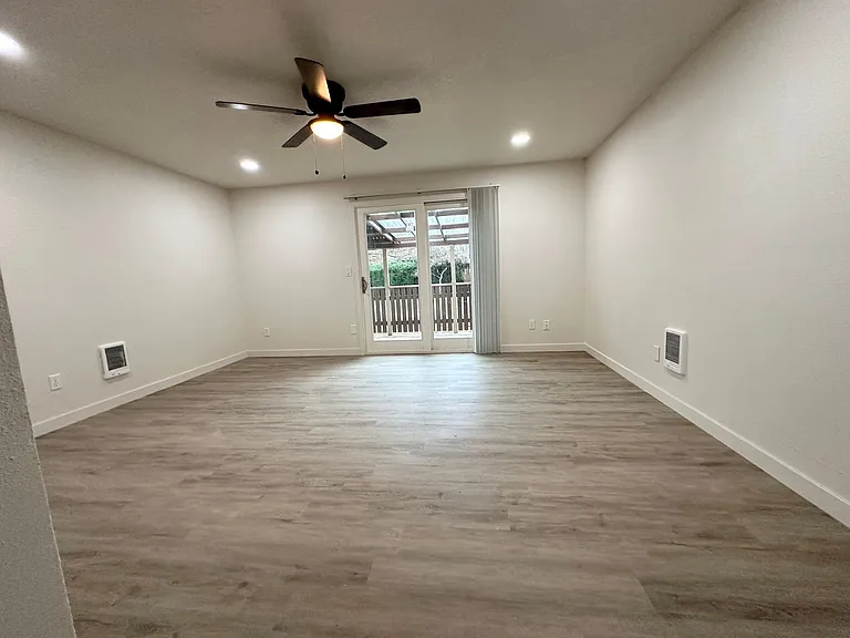 2795 N Clark Ct — Photo 7