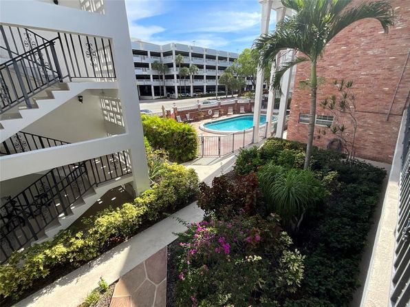 2424 NE 9th St APT 208