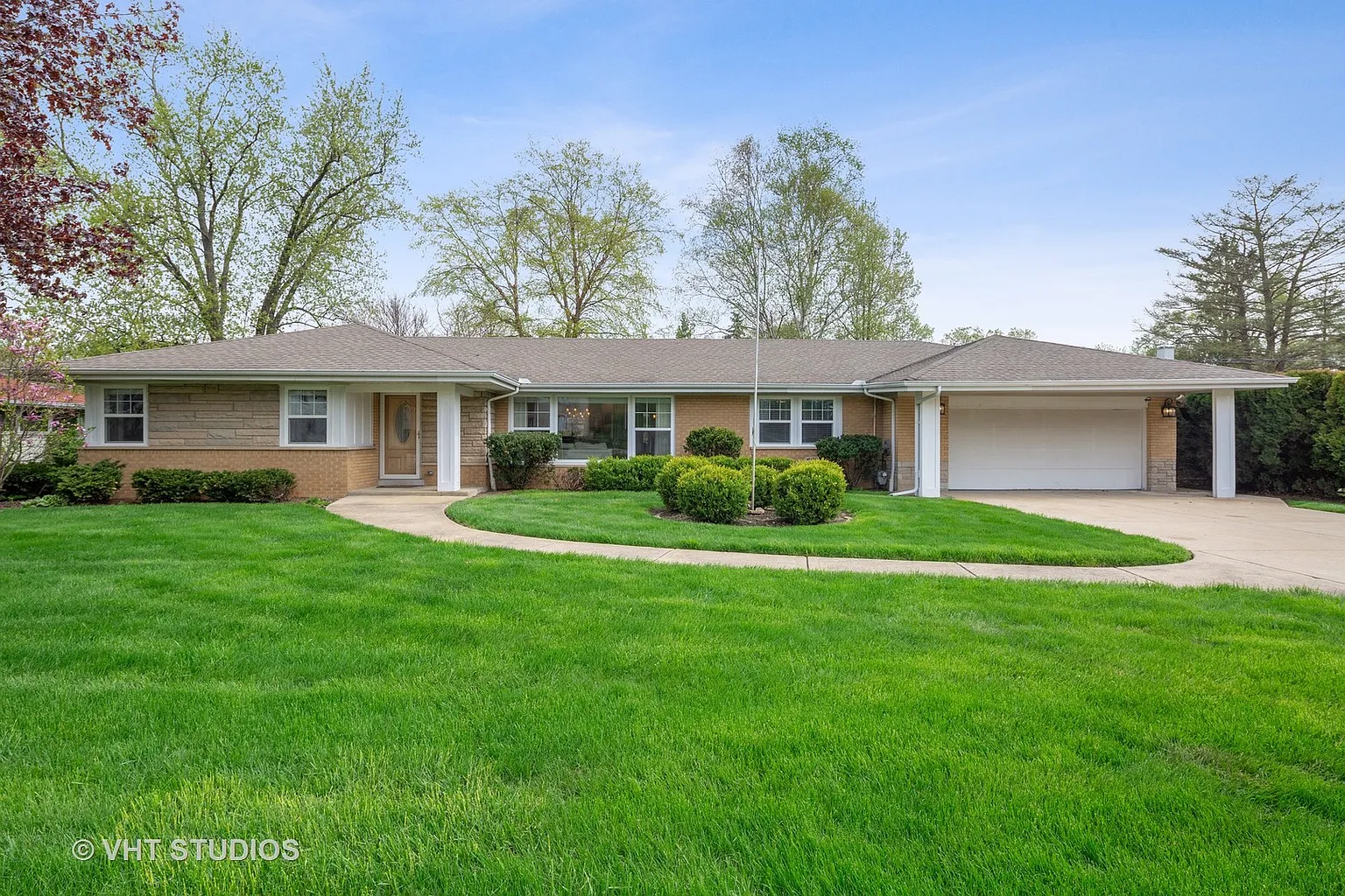 22W202 Temple Dr photo 1