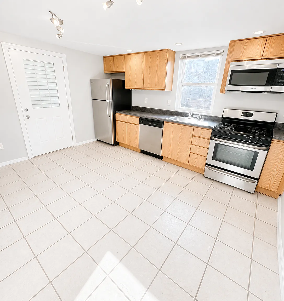 2 bed, 1228 sqft, $1,700 — Photo 3