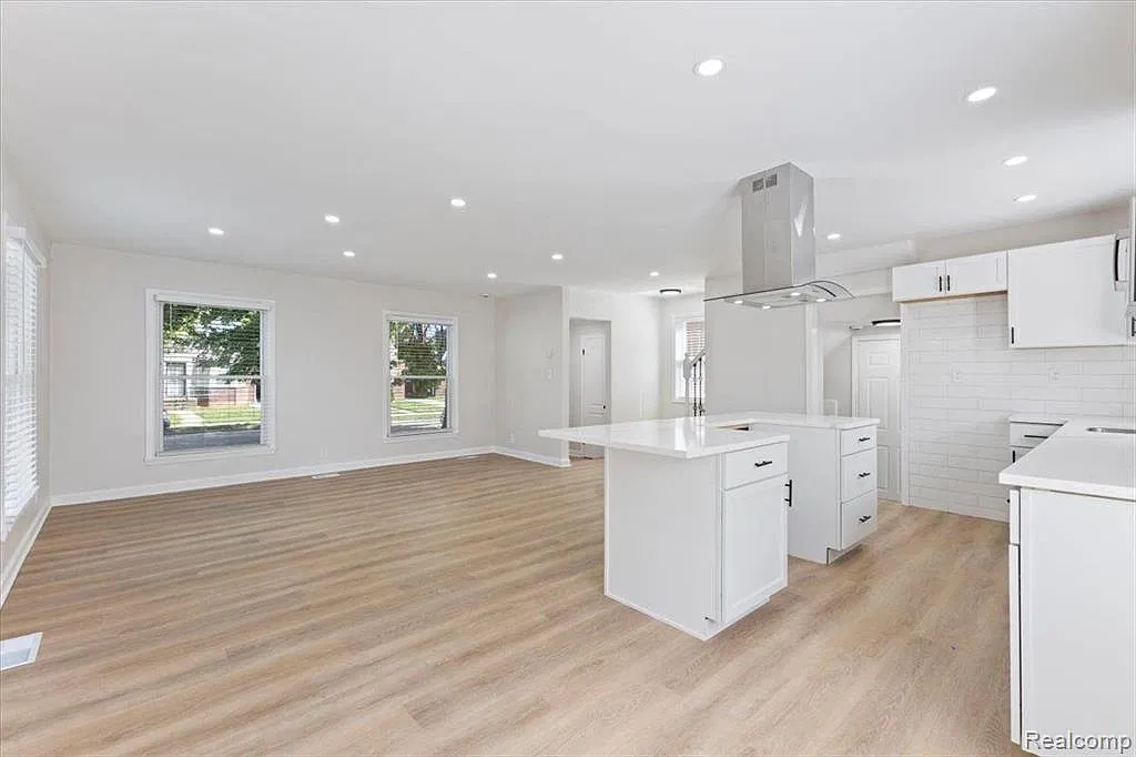3 bed, 1.5 bath, 1555 sqft, $1,900 — Photo 4