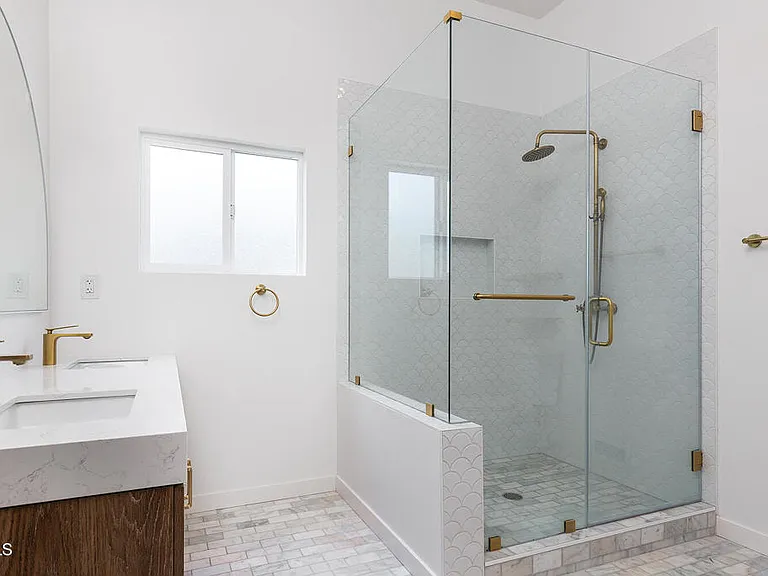 180 W Harriet St — Photo 14