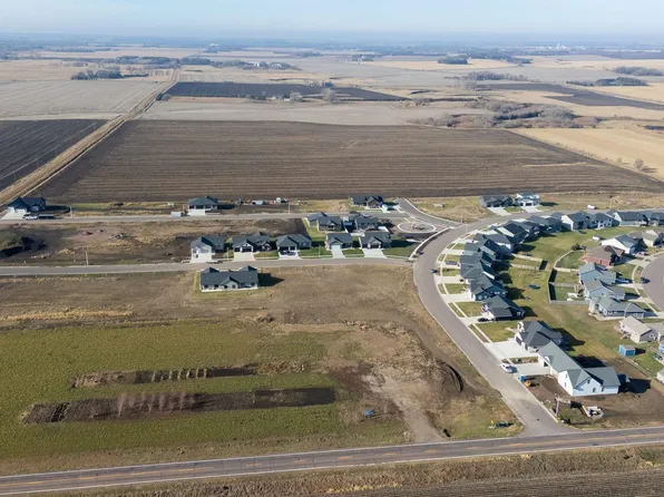 1005 Sunset St, Valley Springs, SD 57068