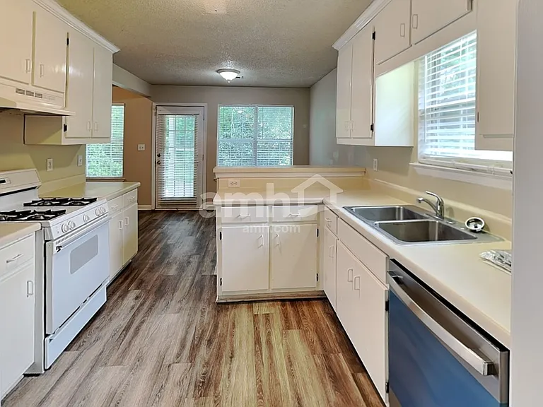 140 Cannon Dr — Photo 4