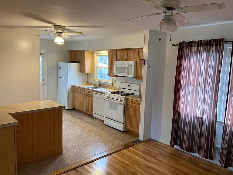 17 Jefferson Pl — Photo 2