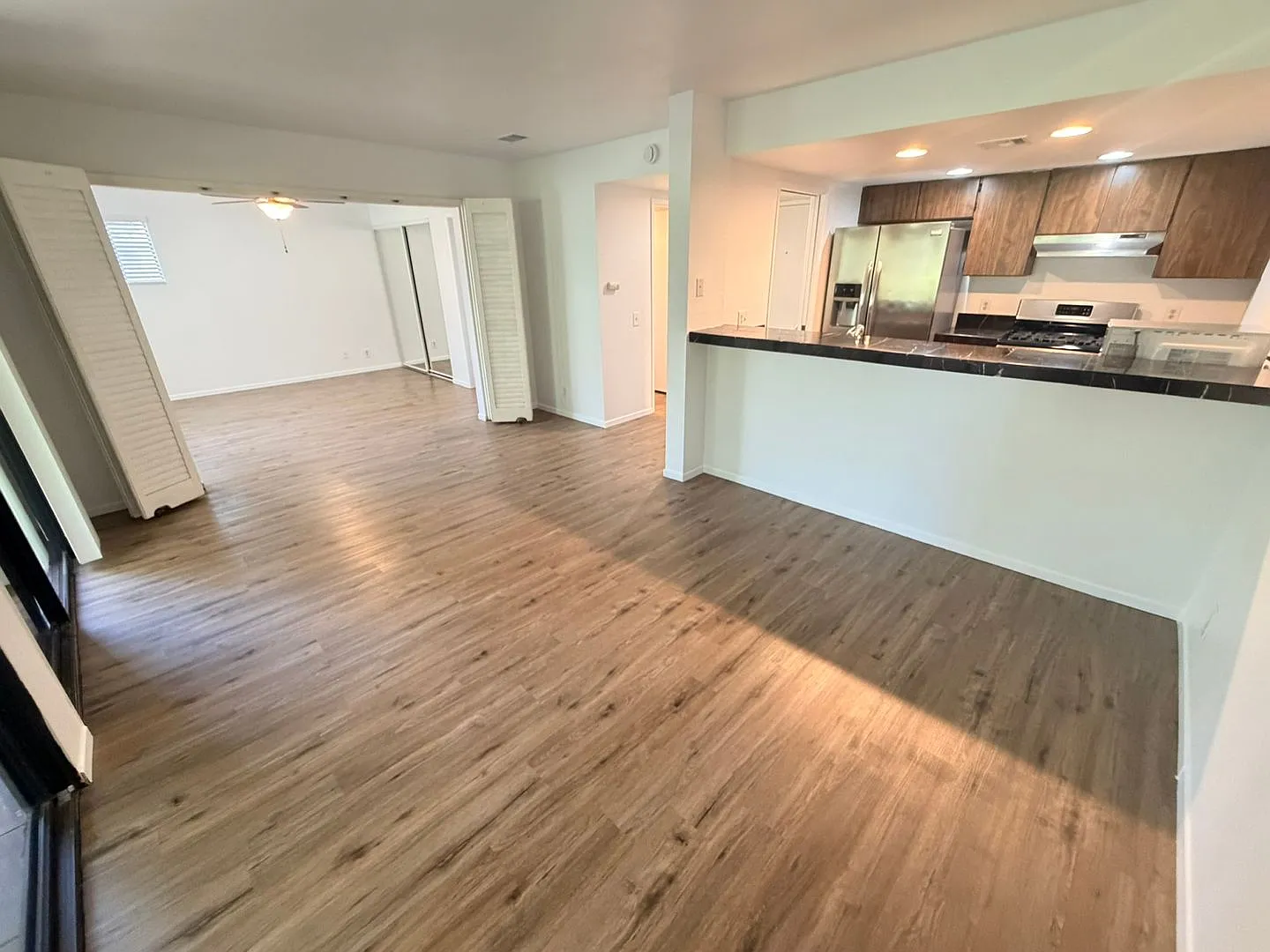 Charming One Bedroom Condo At Riviera Gardens. — Photo 1