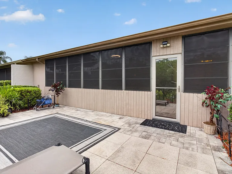 320 Michaels Cir — Photo 30