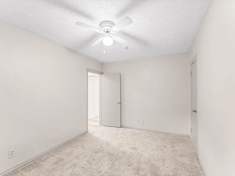 640 S Kentwood Ave — Photo 13