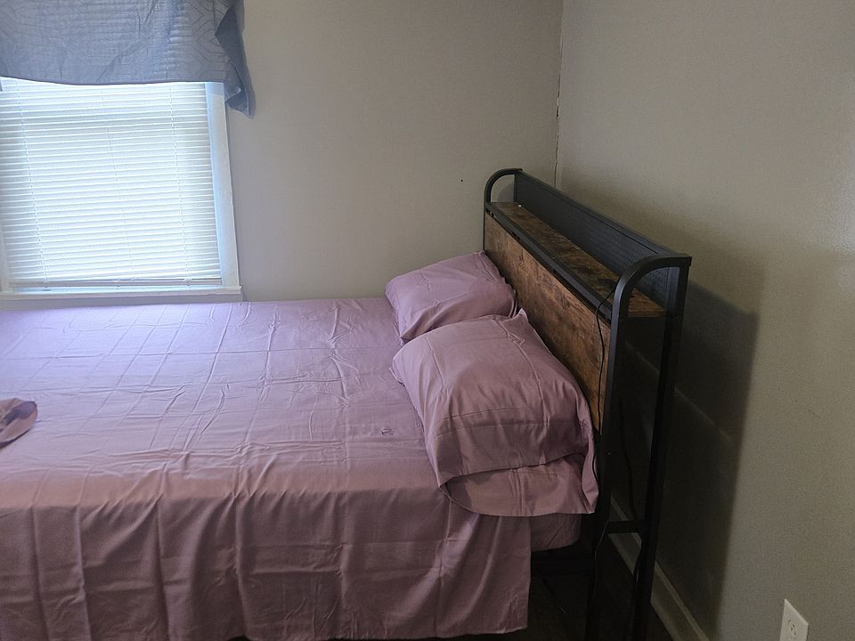 2nd image of 1002 Henry Jay St #1