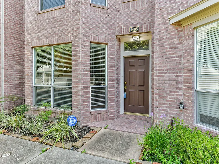 1408 Tuam St — Photo 2