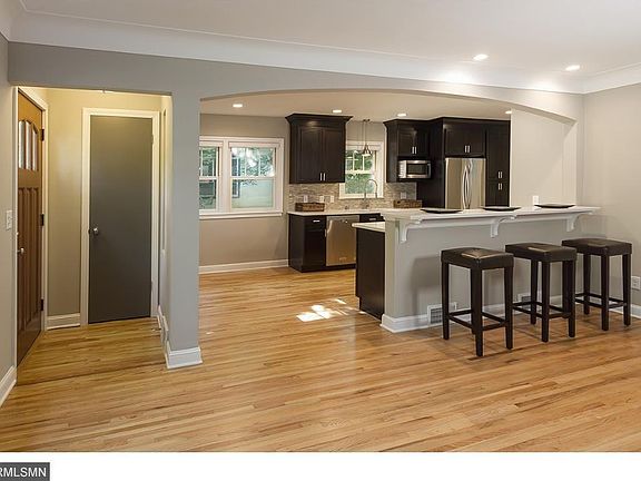 Perfect seating in the stepped counter.