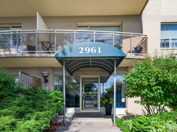2961 Dufferin St #202, Toronto, ON M6B 3T2