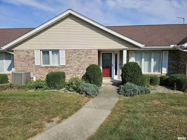 225 Scotch Pine Dr, Macomb, IL 61455