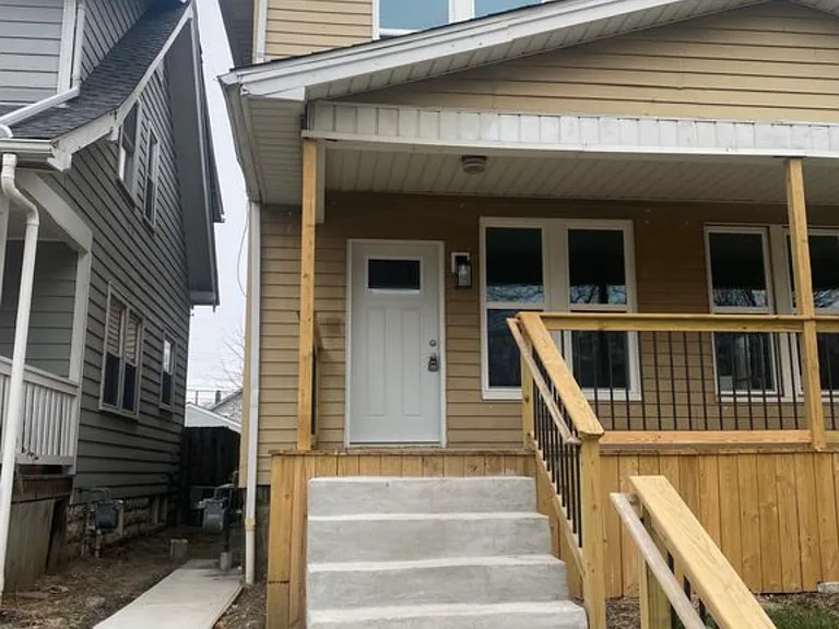 302 E Markison Ave #302 — Photo 1