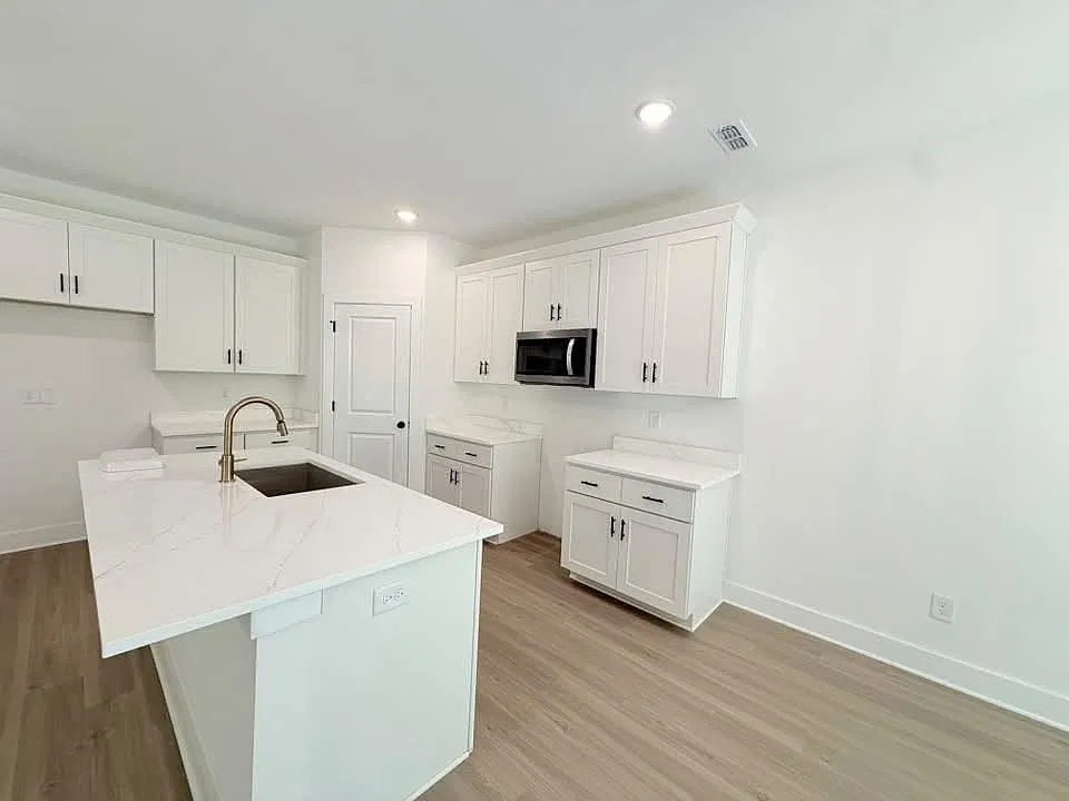 4 bed, 2.5 bath, 2000 sqft, $2,250 — Photo 4