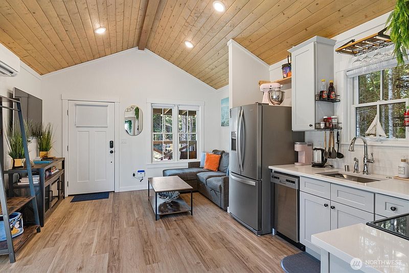 5th image of 417 E Compass Street